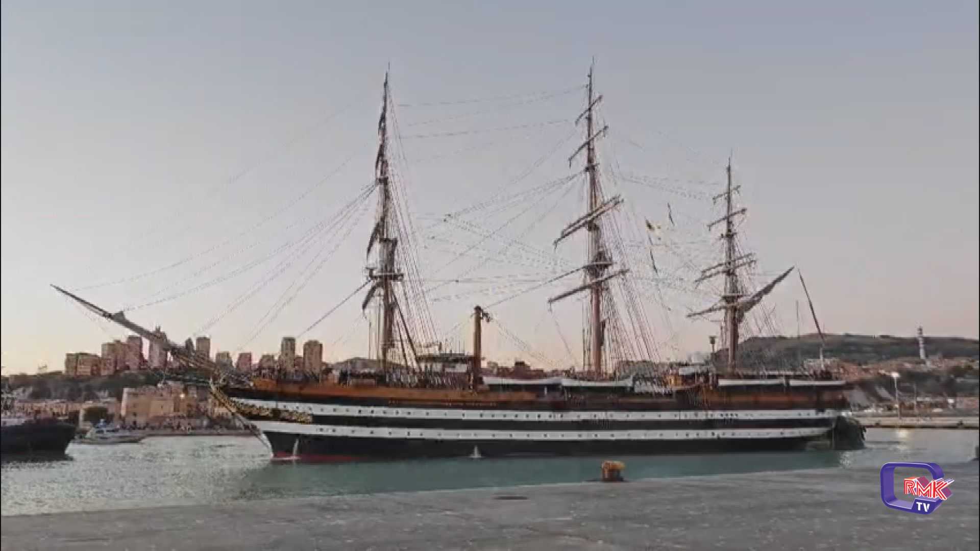 L'Amerigo Vespucci approda a Porto Empedocle